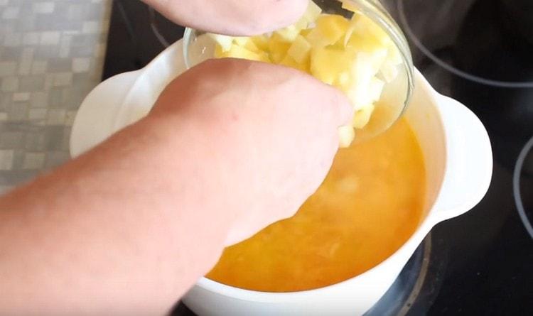 Сложете картофите в супата.