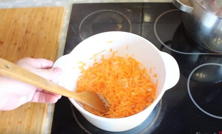 Добавете морковите към лука, оставете да къкри всички заедно още няколко минути.