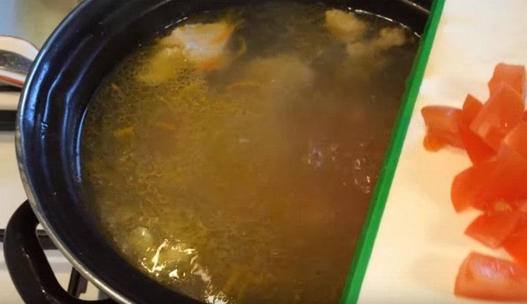 Сложете пърженето и домата в супата.