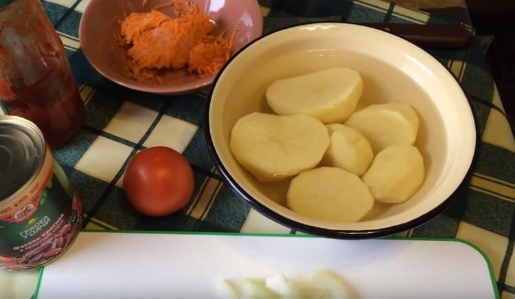 Обелете картофите, настържете морковите, смилайте лука.