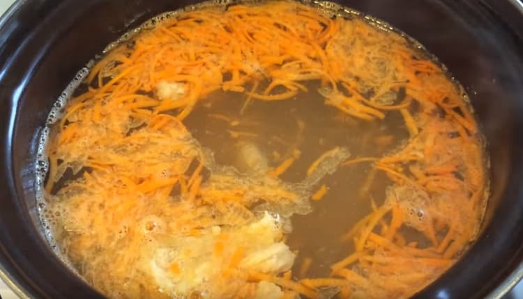 Добавете настърганите моркови към супата.