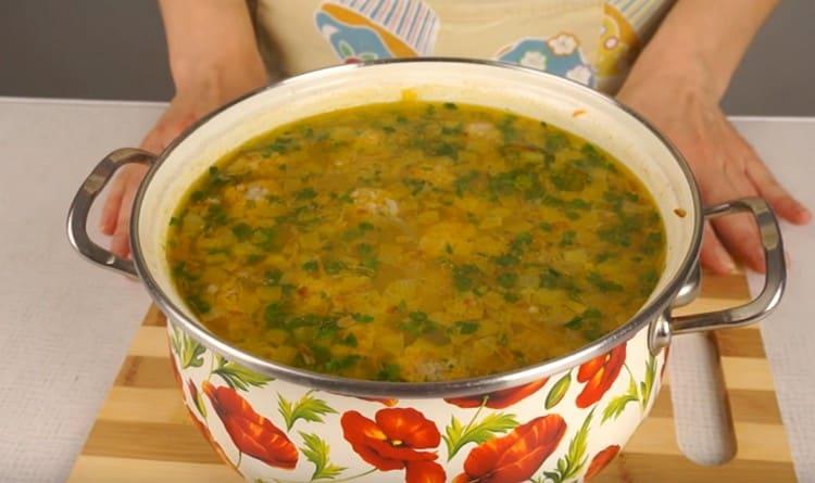 В края на готвенето добавете нарязана зелена към нашата супа с кюфтета и ориз.