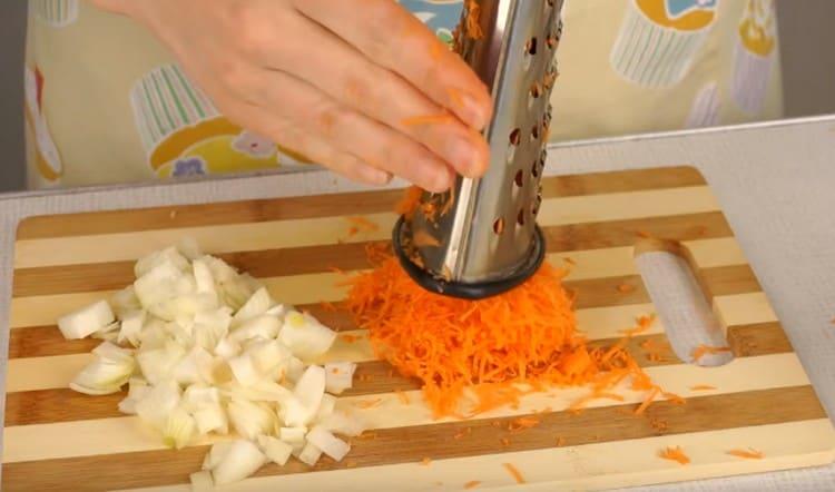 Настържете морковите.