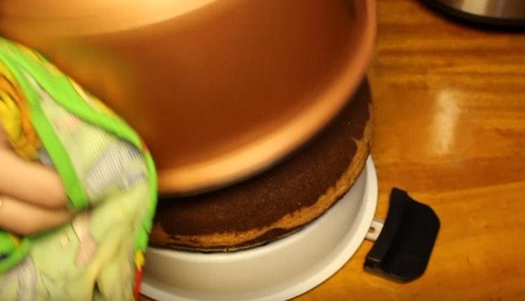 Внимателно обърнете тортата, като използвате многокачествена кошница за задушаване.