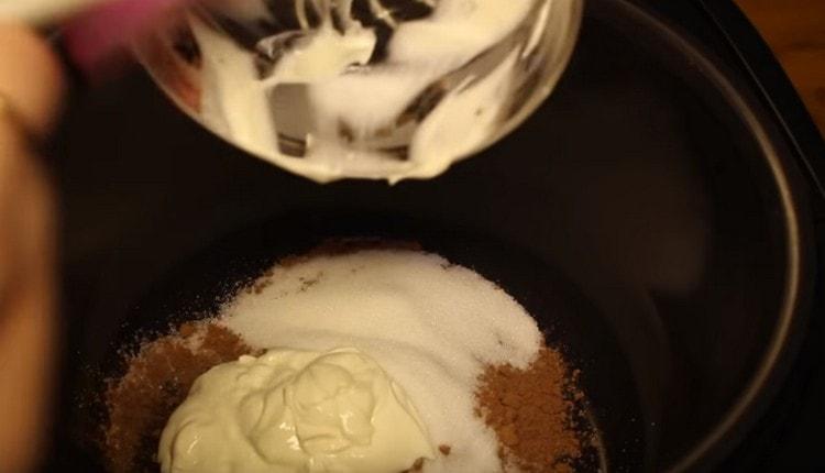 За да приготвите глазурата, комбинирайте захар, какао и заквасена сметана в купа за мултикукър.