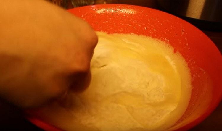 Въведете брашното и замесете тестото.