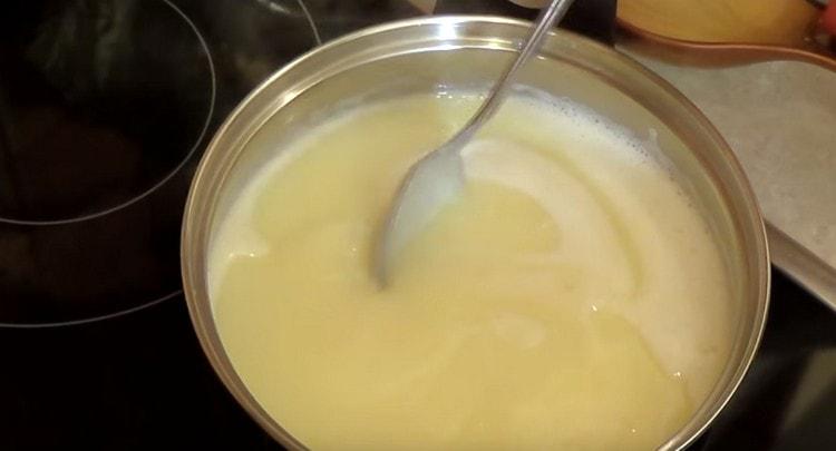 Гответе крема основата за крема, докато се сгъсти.
