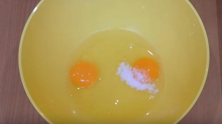 Разтрийте яйцата с щипка сол.