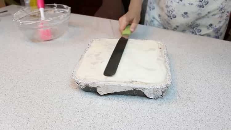За да направите торта, smithan според стъпка по стъпка рецепта със снимка, намажете тортата със заквасена сметана