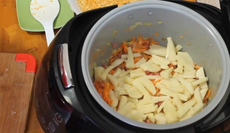 Leikkaa perunat viipaleiksi ja lisää myös hitaaseen liesiin.