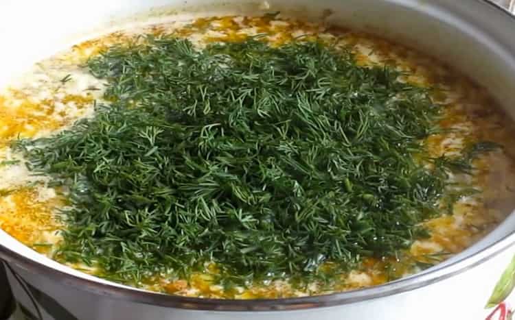 Добавете зелените, за да направите сирене супа с гъби