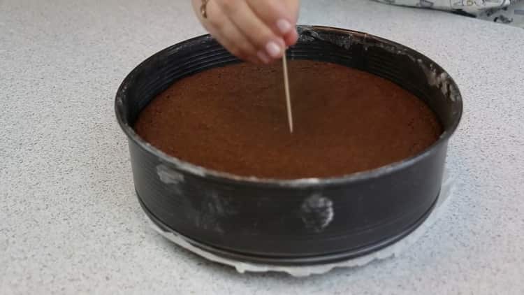 За да направите домашна торта за птици у дома, проверете готовността на тортата