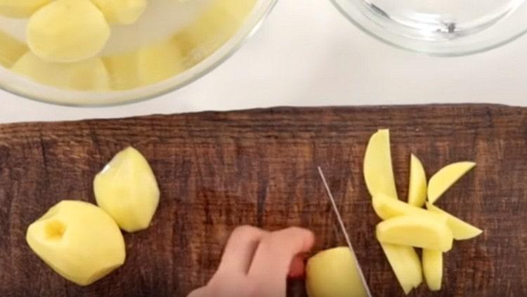 Нарежете картофите на малки пръчици.