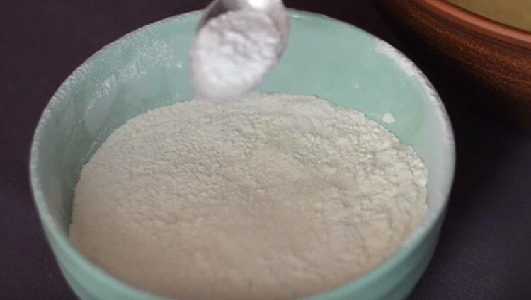 Комбинирайте брашното с ваниловата захар и бакпулвера.