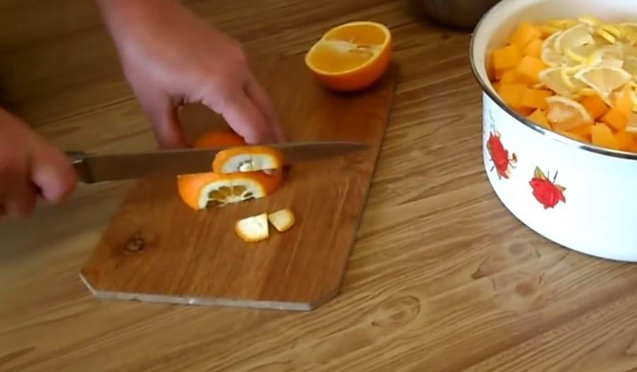 Нарязваме лимона и портокала с корите на половин пръстени.