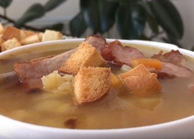 Готвене на ароматна грахова супа с пушени ребра според рецептата със снимка.