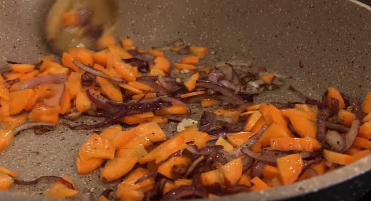 Lisää sitten porkkanat sipuliin ja paista vielä muutama minuutti.