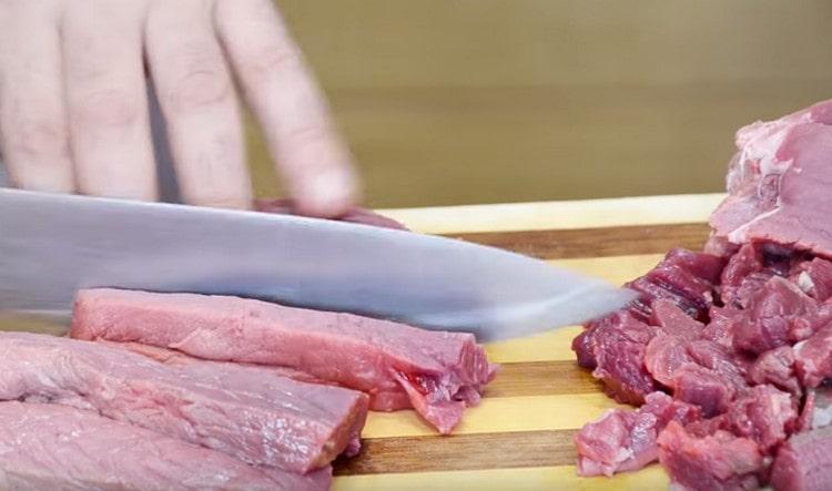 Нарежете говеждото месо на малки парченца.