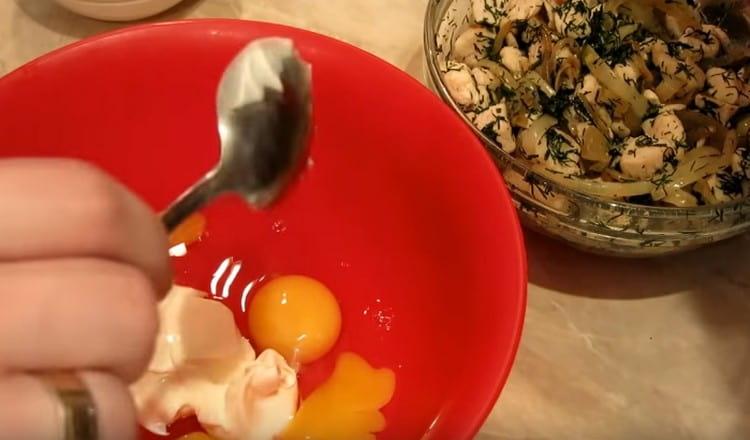 За да направите тестото ще ви трябват яйца, заквасена сметана и майонеза.