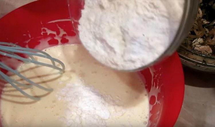 Изсипете брашно с бакпулвер към течната основа за тестото.