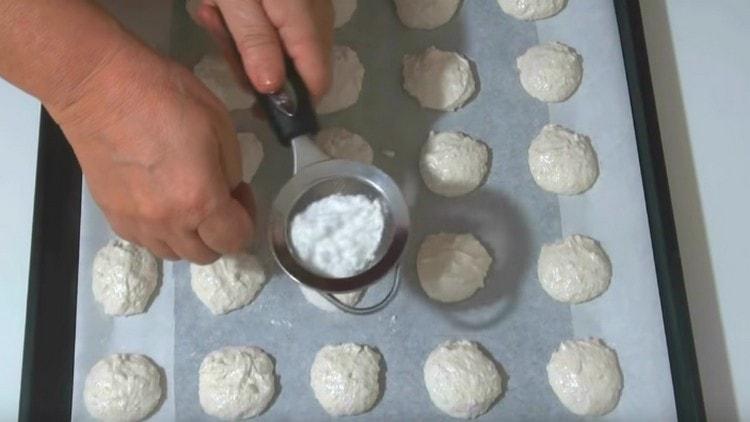 Поръсете всяка бисквитка със захар за глазура през цедка.