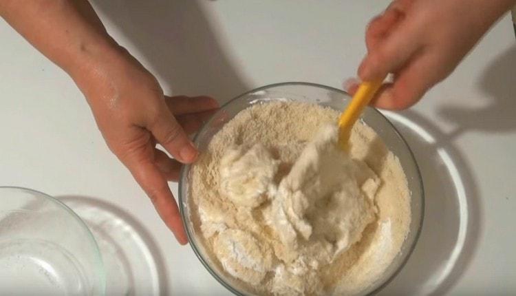 Внимателно въведете бадемовото брашно в протеиновата маса.