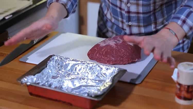 За да направите класическо печено говеждо месо, използвайки проста рецепта, подгответе формуляр