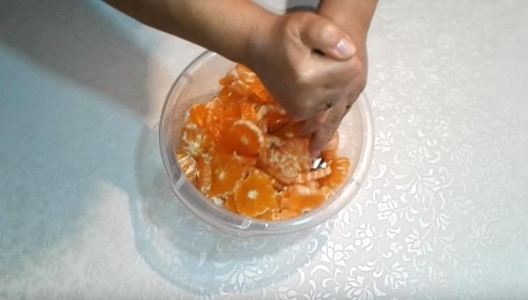 Омесете пюре нарязани мандарини в картофено пюре.