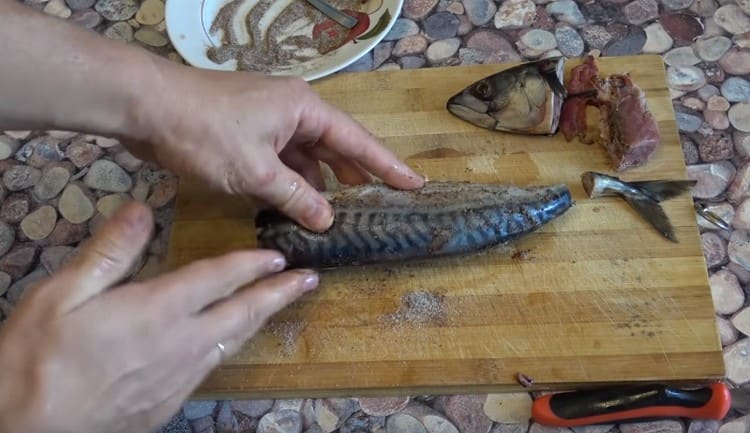 Намажете рибата със сол и черен пипер.