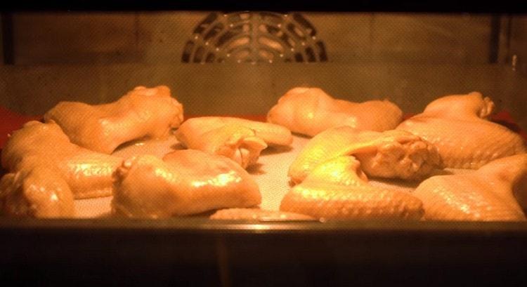 След мариноване, намажете крилата със салфетки и изпратете върху листа за печене да се пекат във фурната.