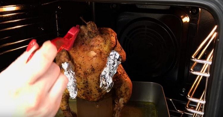 15 минути преди готвене намажете пилето с вода от лист за печене.