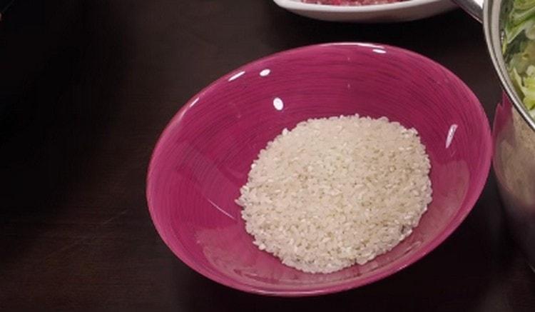 Оризът първо трябва да се измие.