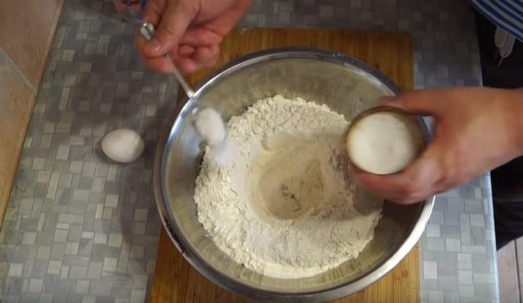 Пресейте брашното за тестото, добавете сол към него.