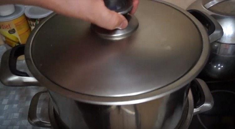 Покрийте мантията с капак и гответе за няколко половин час.