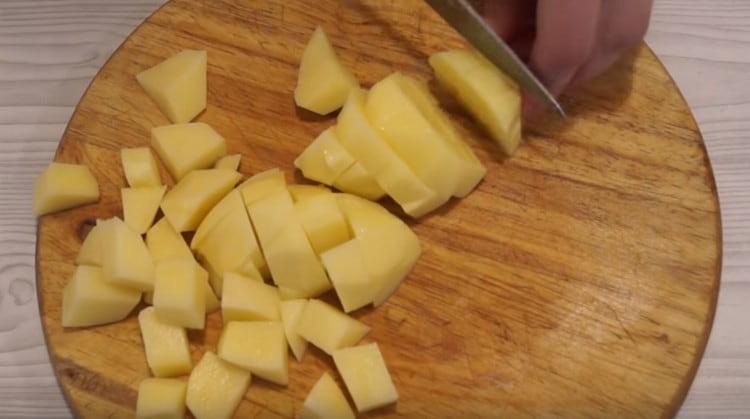 нарязани картофи с кубчета.