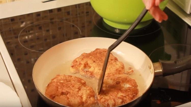Както можете да видите, тази рецепта улеснява и бързо приготвянето на вкусен минтай в тесто в тиган.