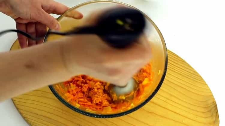 За да приготвите моркови котлети, смилайте съставките в блендер