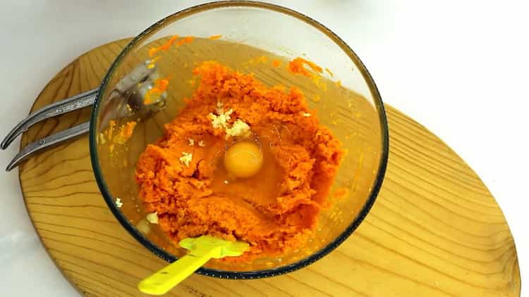 Добавете яйца, за да направите моркови котлети