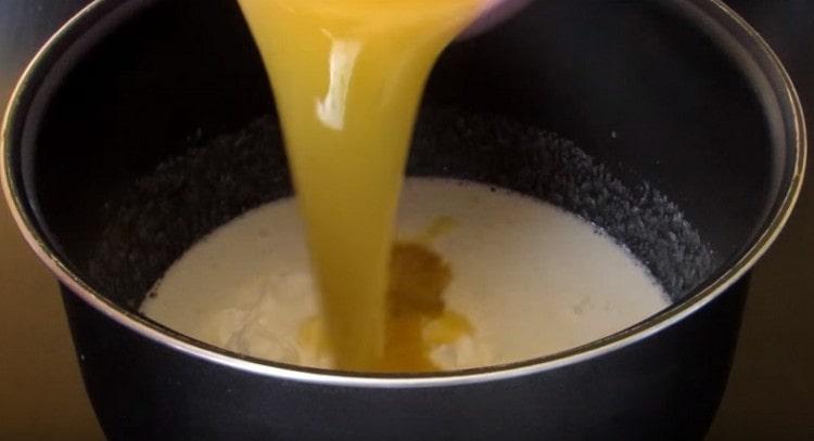 В тестото въвеждаме разтопено масло или маргарин, както и заквасена сметана.