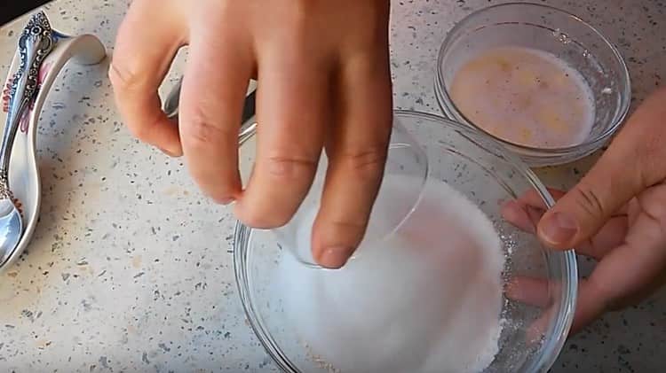 За да приготвите трохи, комбинирайте брашното със захарта.
