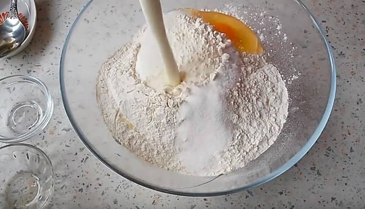 Разбийте яйцето в брашното, добавете кефира.