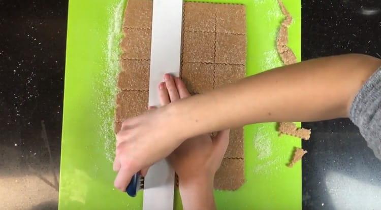 Нарежете тестото на квадратчета с къдрав нож.