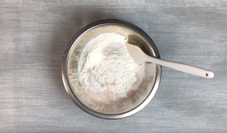 Комбинирайте пълнозърнесто брашно със сол и нишесте.