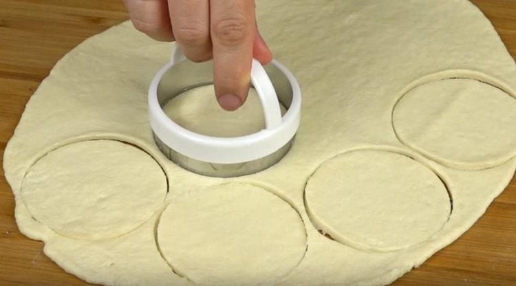 Разточете тестото и изрежете кръгчета от него.