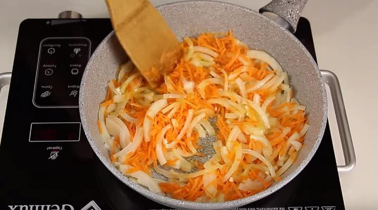 Запържете лука с морковите в тиган.