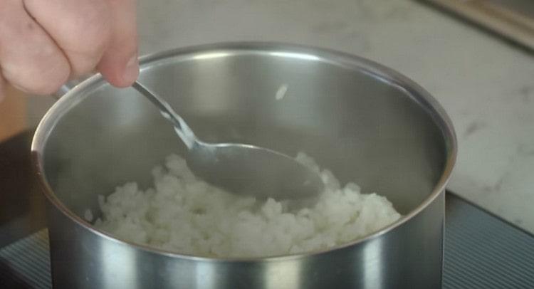 Сварете ориза до готовност и го оставете да изстине напълно.