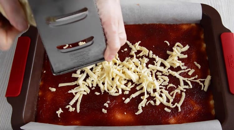 На едро ренде върху сладко, разтрийте малко парче замразено тесто.