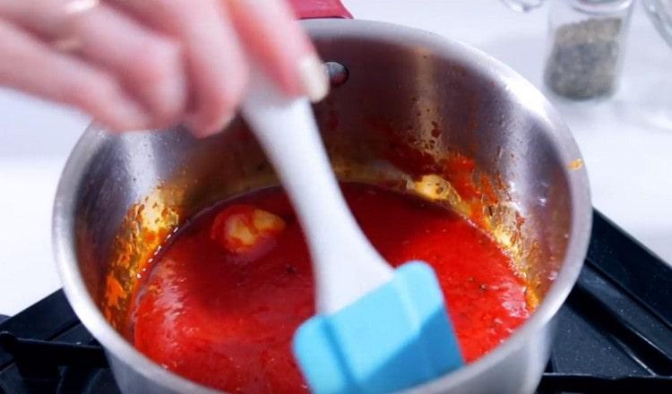 След като добавите подправки, сол и захар, кипнете соса още няколко минути.