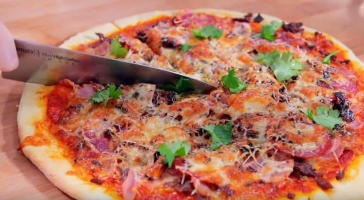 Чудесна пица с месо може да бъде гарнирана с пресни билки, когато се сервира.