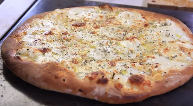 Пицата със сирене ще бъде още по-ароматна, ако все пак поръсите горещ риган върху нея.